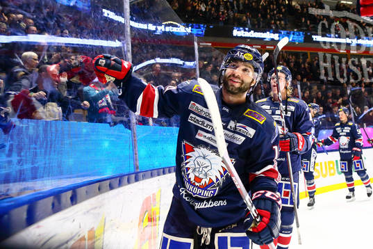 Linköpings Joe Whitney jublar