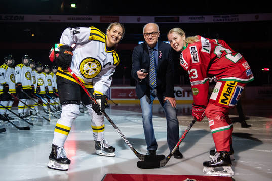 Sture Andersson poserar med pucken