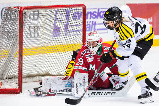 Modos målvakt Klara Peslarova och Brynäs Erika Grahm