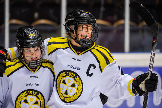 Brynäs Emma Murén och Erika Grahm jublar