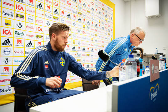Pontus Jansson and head coach Janne Andersson of the