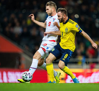 Gilli Rólantsson of Faroe Islands and Muamer Tankovic of Sweden