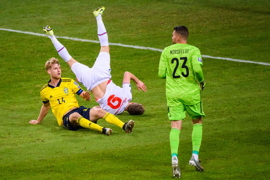 Gilli Rólantsson of Faroe Islands against Filip Helander