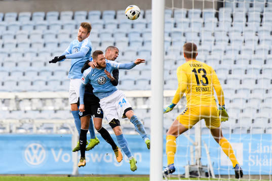 Malmö FFs Rasmus Bengtsson och Lasse Nielsen i nickduell med Odenses Ramon Stanley Remy Leeuwin
