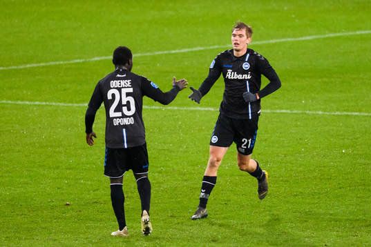 Odenses Mathias Peter Greve Petersen jublar med Moses Opondo efter sitt 1-2 mål