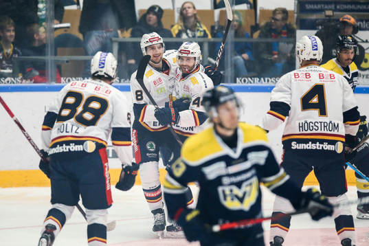 Djurgårdens Anton Hedman och Mattias Guter jublar