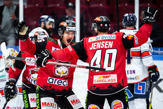 Malmö Redhawks Matias Myttynen och Jesper Jensen jublar