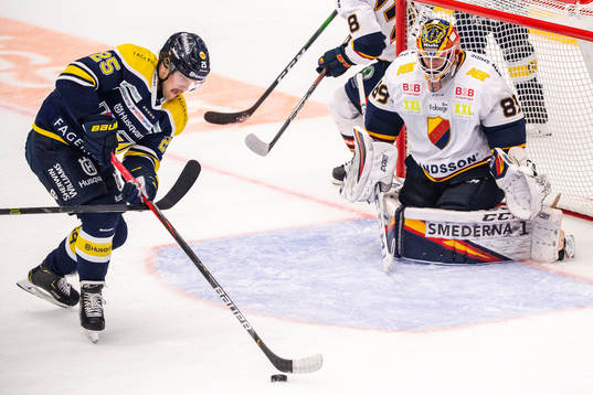 s Axel Holmström mot Djurgårdens målvakt Niklas Svedberg
