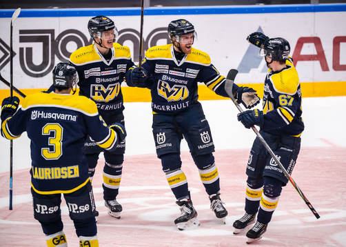 s Joakim Andersson jublar med lagkamrater