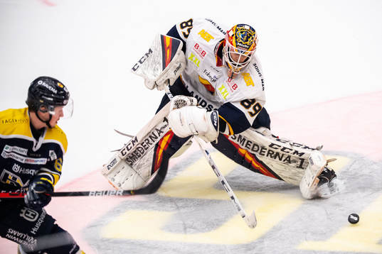 Djurgårdens målvakt Niklas Svedberg med en misslyckad