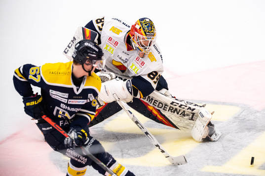 Djurgårdens målvakt Niklas Svedberg med en misslyckad
