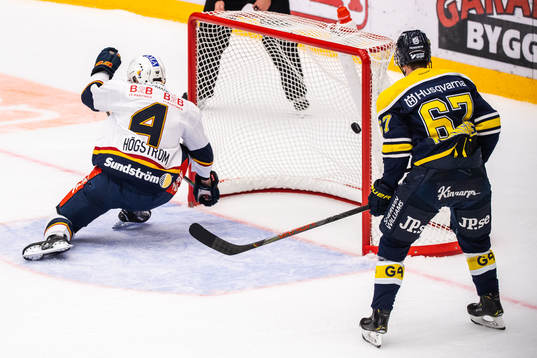 s Joakim Andersson (ej i bild) gör 1-2 bakom Djurgårdens