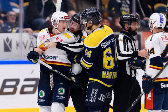 Djurgårdens Olle Alsing hålls fast av domare