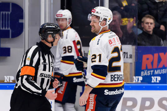 Domare Mikael Andersson pratar med Djurgårdens Patrik