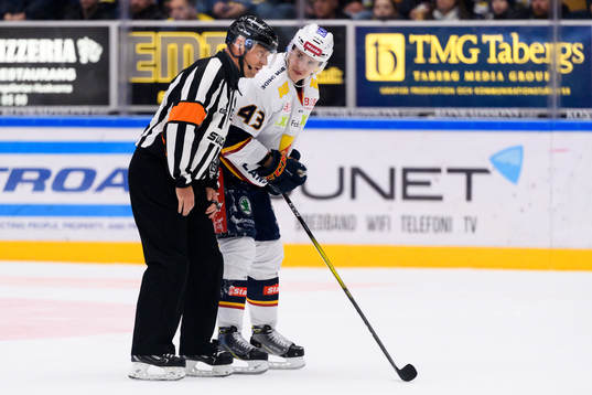 Domare Sören Persson pratar med Djurgårdens Tom Nilsson