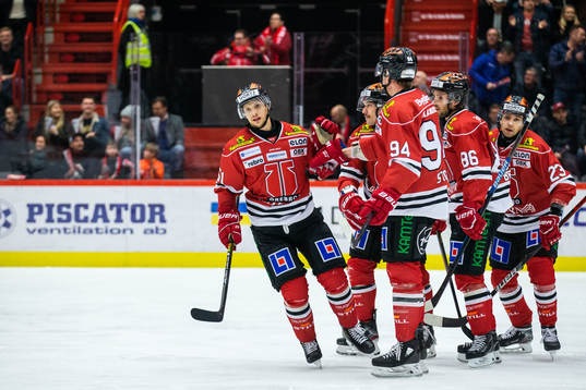 Örebros Kristian Näkyvä jublar med lagkamrater