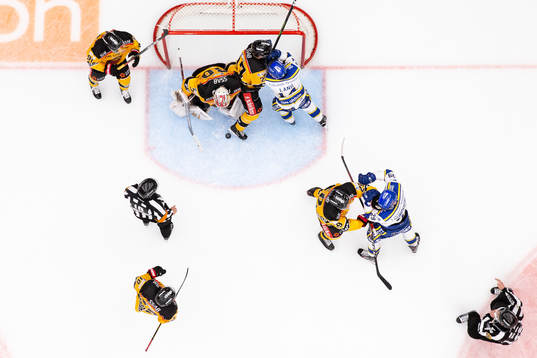 Leksands Oskar Lang framför Luleås målvakt David Rautio