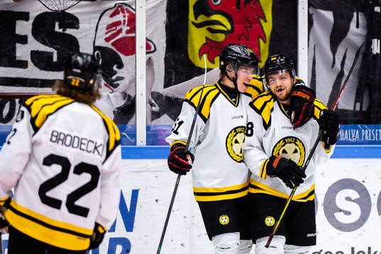 Brynäs Jaedon Descheneau jublar med Tomi Sallinen