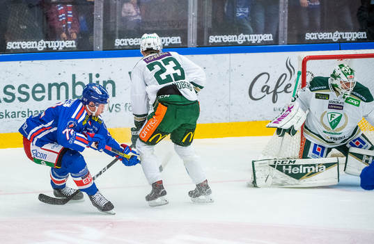 Oskarshamns Jonas Engström och Färjestads målvakt Arvid