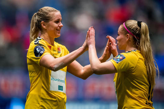 Elise Thorsnes of LSK Kvinner celebrates with Therese Sessy Åsland