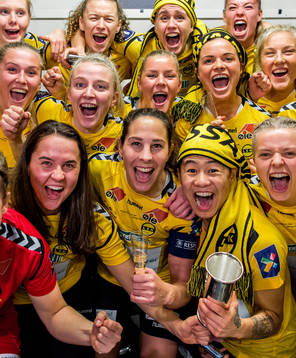 Emilie Nautnes, Heidi Elisabeth Ellingsen, Ina Gausdal, Synne Skinnes Hansen, Ingrid Moe Wold, Elise Thorsnes, Meryll Abrahamsen, Cathrine Dekkerhus, Therese Sessy Åsland and Emilie Marie Woldvik of LSK Kvinner celebrate in the dressing room