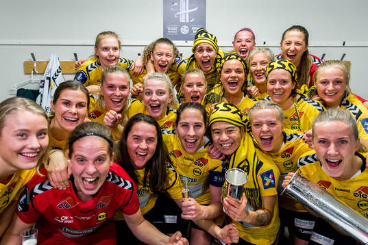 Emilie Haavi, goalkeeper Ida Norstrøm, Malin Brenn, Emilie Nautnes, Heidi Elisabeth Ellingsen, Ina Gausdal, Synne Skinnes Hansen, Ingrid Moe Wold, Elise Thorsnes, Meryll Abrahamsen, Cathrine Dekkerhus, Therese Sessy Åsland, Emilie Marie Woldvik, Isabell Bachor, goalkeeper Cecilie Fiskerstrand, Anja Sønstevold and the players of LSK Kvinner celebrate in the dressing room