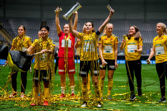Ingrid Moe Wold and the players of LSK Kvinner celebrate