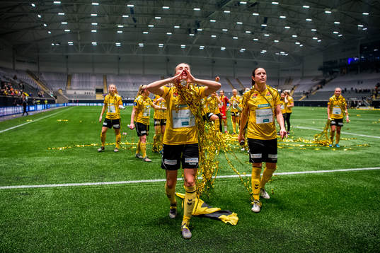Anja Sønstevold and Isabell Bachor of LSK Kvinner celebrate