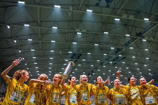 Synne Skinnes Hansen, Anja Sønstevold, Malin Brenn, Ingrid Moe Wold, Ina Gausdal, Isabell Bachor, Therese Sessy Åsland, Cathrine Dekkerhus, Emilie Nautnes and the players of LSK Kvinner celebrate
