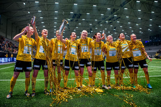 Synne Skinnes Hansen, Anja Sønstevold, Malin Brenn, Ingrid Moe Wold, Ina Gausdal, Isabell Bachor, Therese Sessy Åsland, Cathrine Dekkerhus, Emilie Nautnes and the players of LSK Kvinner celebrate