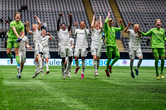 Goalkeeper Rasmus Semundseth Sandberg, Edvard Sandvik Tagseth, Warren Kamanzi and the players of Rosenborg celebrate