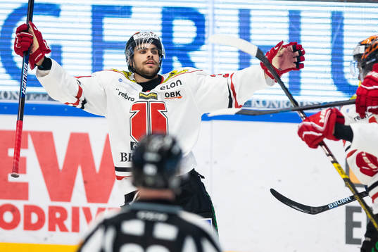 Örebros Jordan Boucher jublar