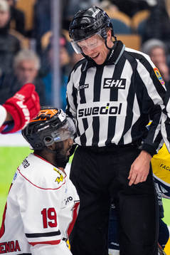 Linjedomare Henrik Pihlblad och Örebros Daniel Muzito