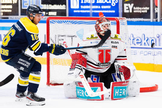s Filip Sandberg och Örebros målvakt Dominik Furch