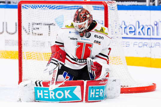 Örebros målvakt Dominik Furch  räddar ett skott