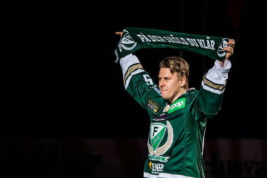Färjestads Mikael Johansson tackas av