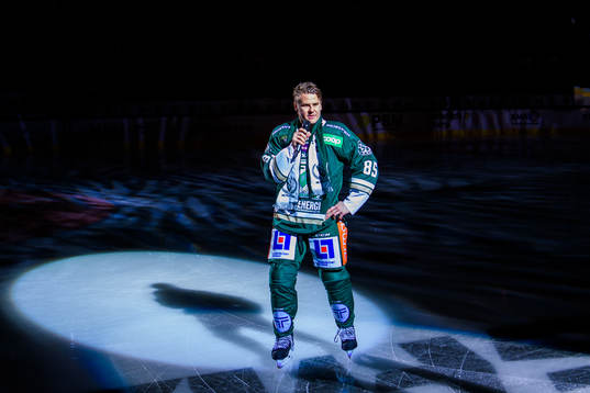 Färjestads Mikael Johansson tackas av av klubben och fansen