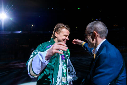 Färjestads Mikael Johansson tackas av av Skellefteås