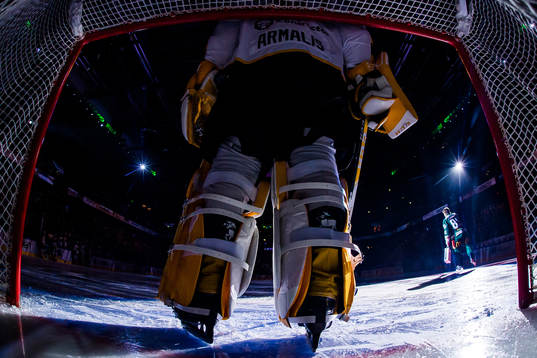 Skellefteås målvakt Mantas Armalis i förgrunden när