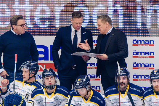 s assisterande tränare Nicklas Rahm pratar med tränare