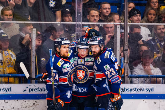 Växjös Marcus Davidsson jublar med lagkamrater