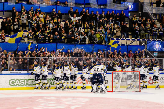 s spelare jublar framför fansen