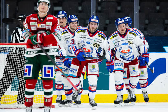 Oskarshamns Robin Söderqvist jublar med lagkamrater