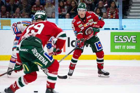 Frölundas Johan Sundström slår en passning till Simon