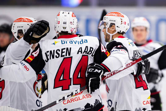 Malmö Redhawks Jesper Jensen Aabo jublar med lagkamrater