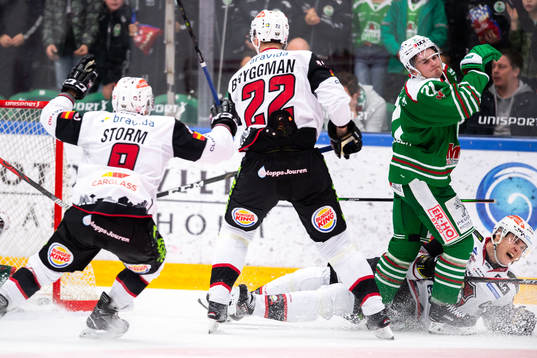 Malmö Redhawks Fredrik Händemark jublar med lagkamrater
