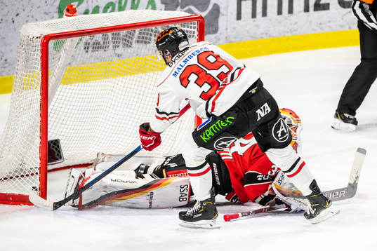 Örebros Jordan Boucher gör 0-1 bakom Luleås målvakt