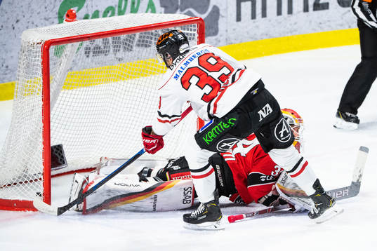 Örebros Jordan Boucher sätter 1-0