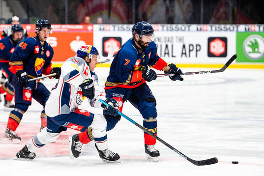 Mark Voakes of Red Bull Munich and Jason Garrison of