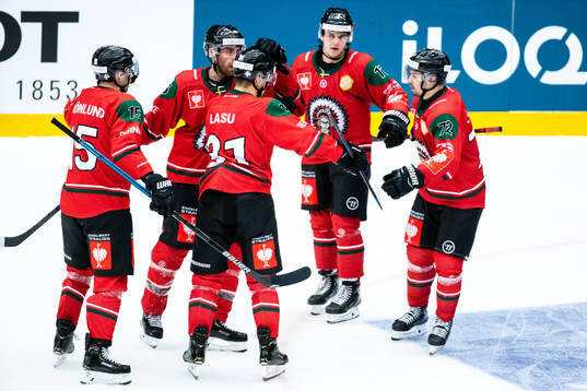 Players of Frölunda celebrate the 3-1 goal by Nicklas Lasu
